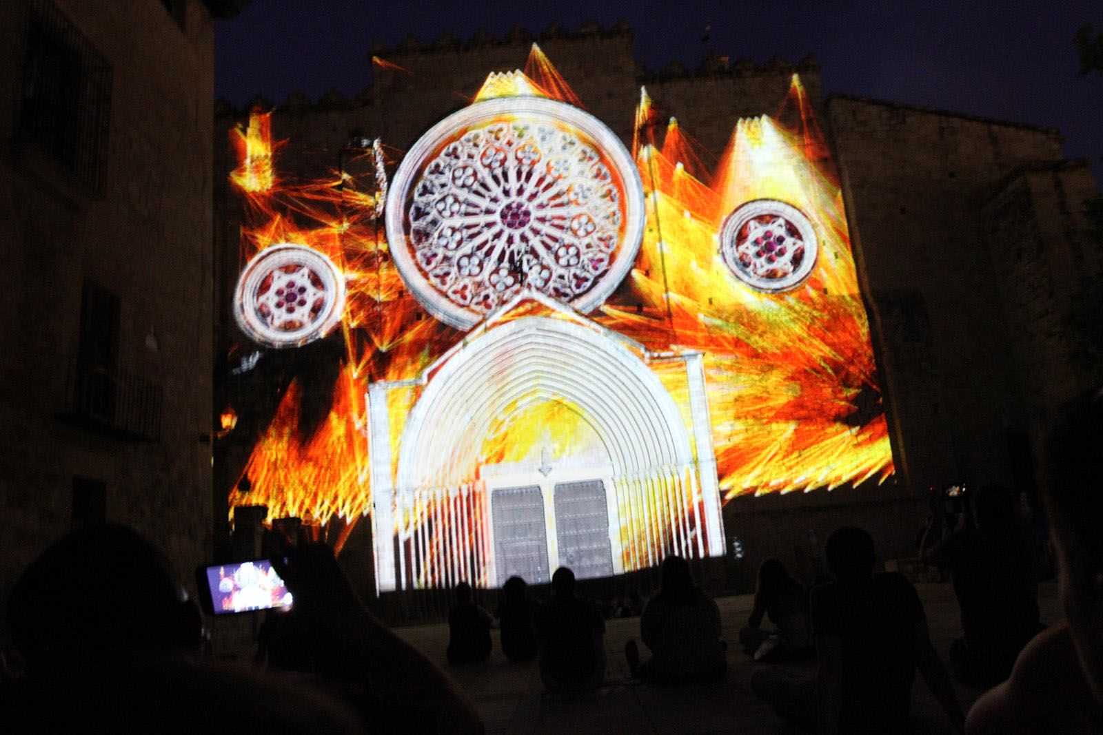Un 'mapping' fet a la façana del Monestir de Sant Cugat FOTO: Haidy Blanch