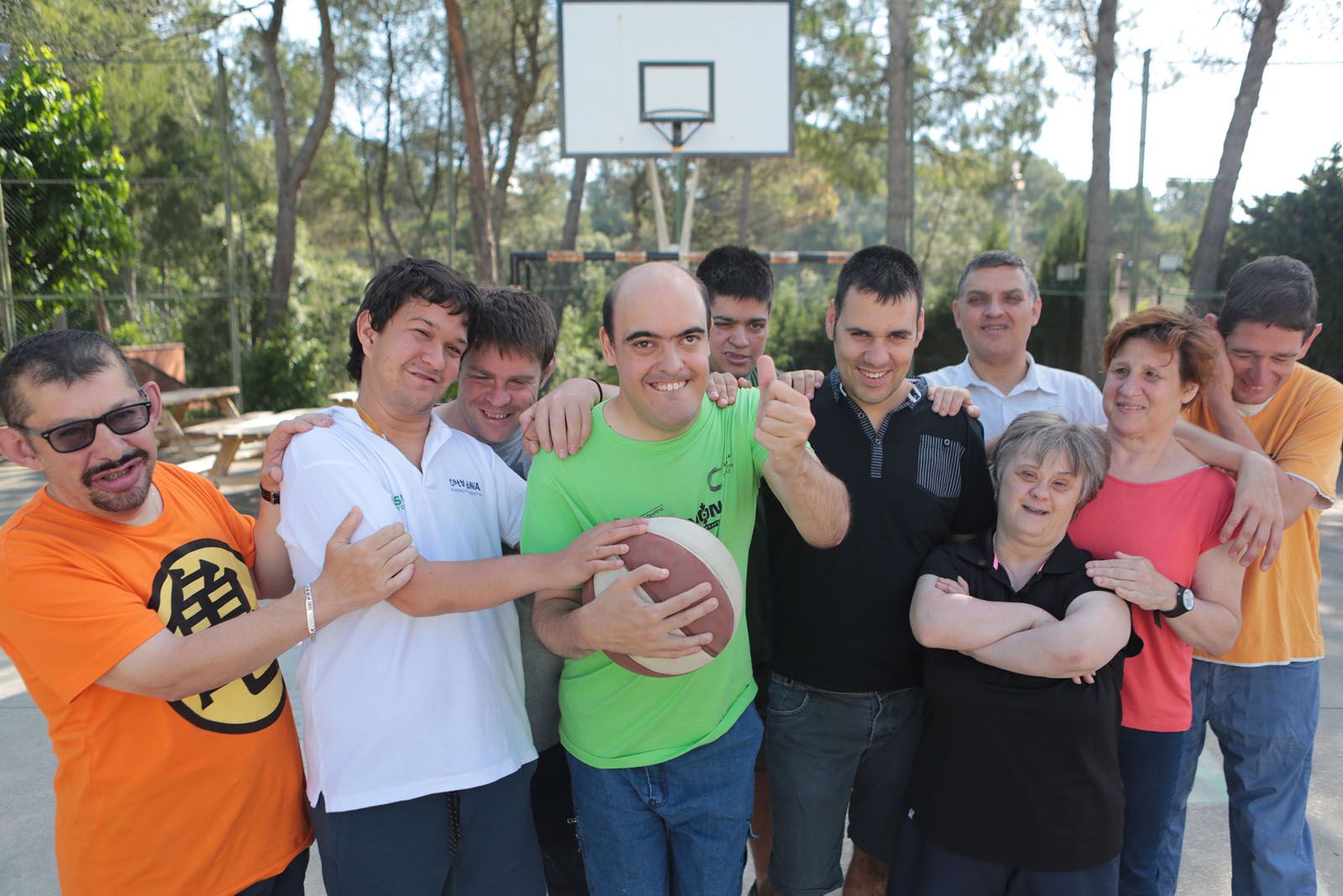 Sánchez, amb la pilota de bàsquet, amb alguns companys dels StQlímpics. FOTO:  Artur Ribera