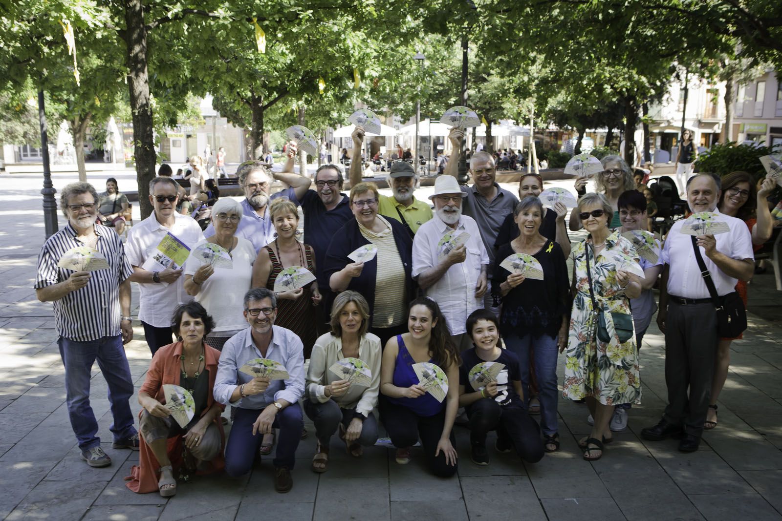 Responsables de l'entitat, patrocinadors, col·laboradors i personalitats en la presentació de Lectures a la Fresca. FOTO: Artur Ribera