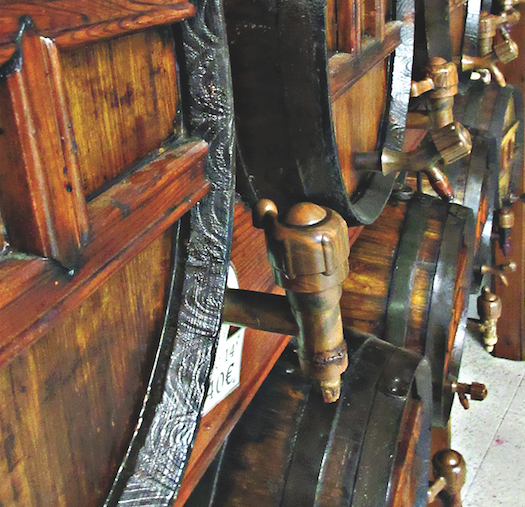 Disposen d’una gran oferta de vins, caves i licors FOTO: CEDIDA