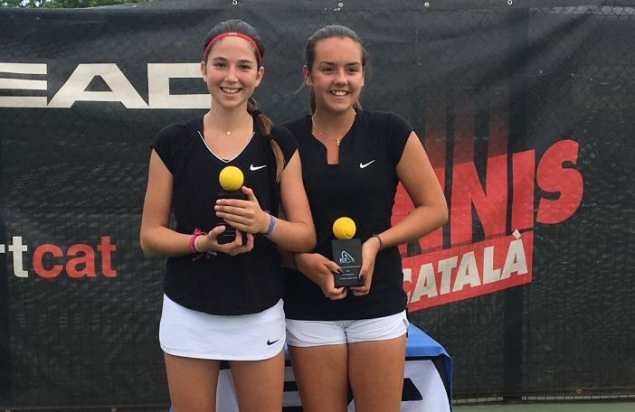 Carlota Verdú (CTN Sant Cugat) i Jordina Cegarra (CT Barcino), campiones de Catalunya infantil de dobles de tennis. FOTO: CTN Sant Cugat
