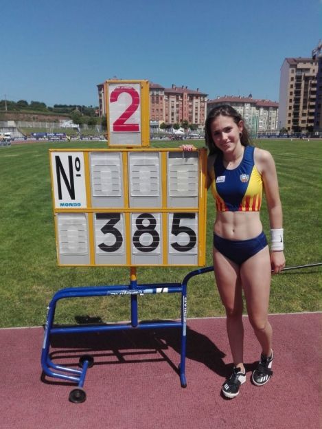 Clara Fernández, nou rècord d'Espanya en salt amb perxe sub16. FOTO: Club Muntanyenc de Sant Cugat