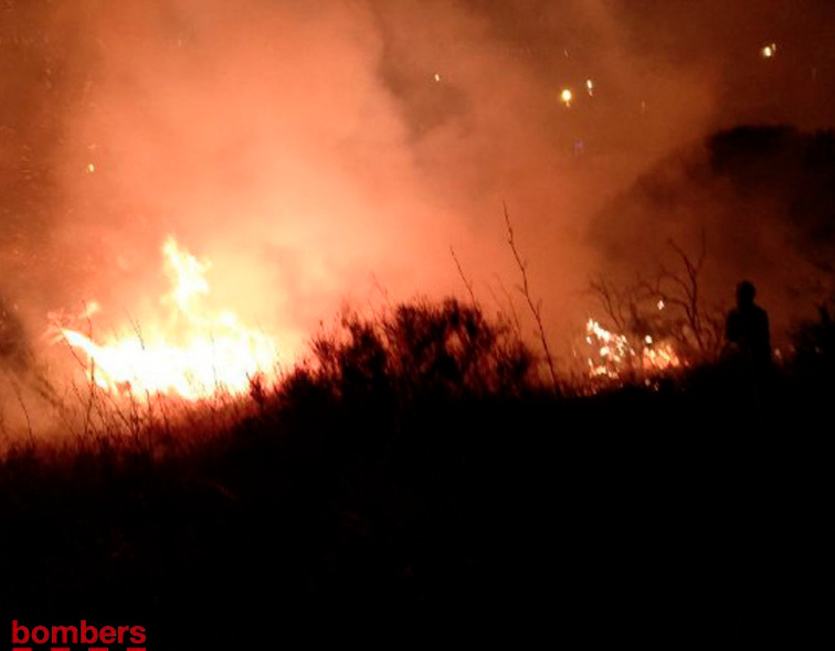 Foc a Collserola vist des de Barcelona FOTO: Bombers de la Generalitat