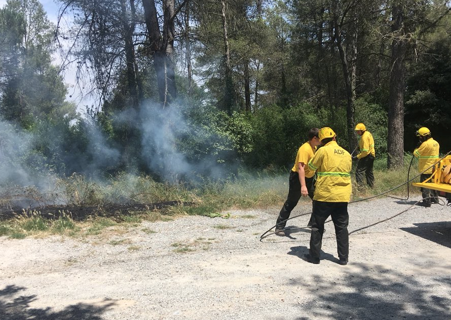 Voluntaris d'ADF apagant el petit incendi d'aquest diumenge a Sant Cugat FOTO: ADF Sant Cugat