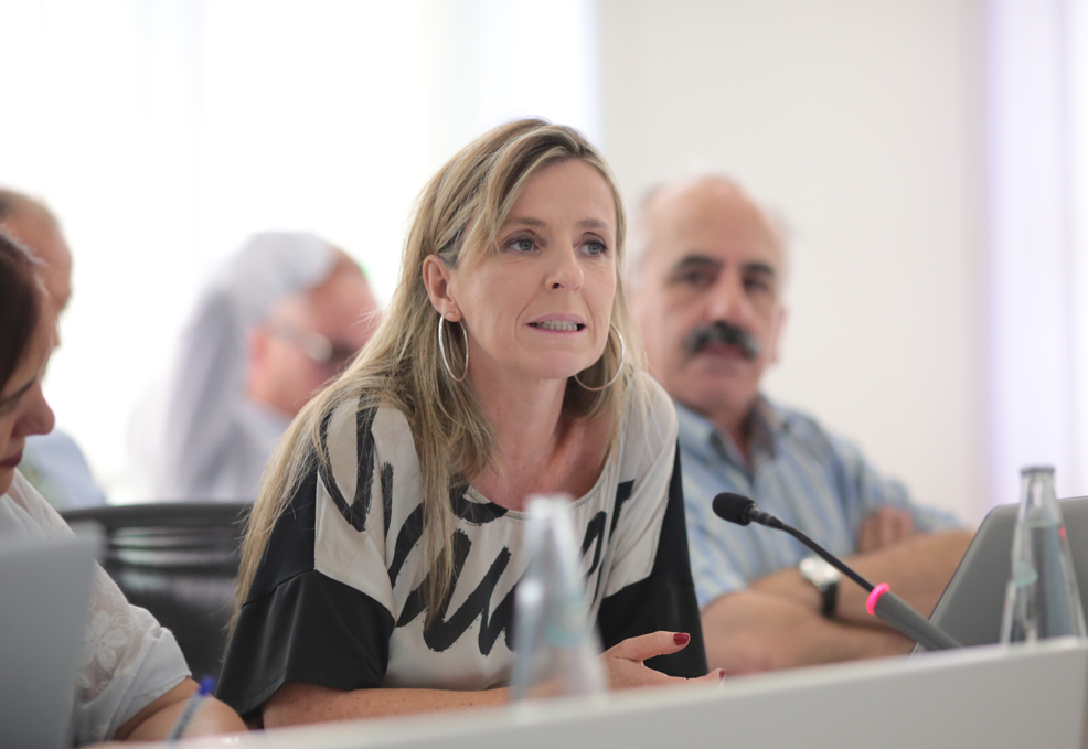 Esther Salat, regidora d'Educació, durant un Ple Municipal a Sant Cugat FOTO: Artur Ribera