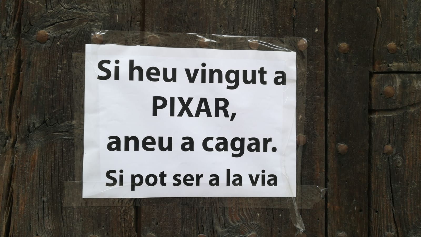 Cartells que s'han col·locat al carrer del Sol. FOTO: TOT Sant Cugat