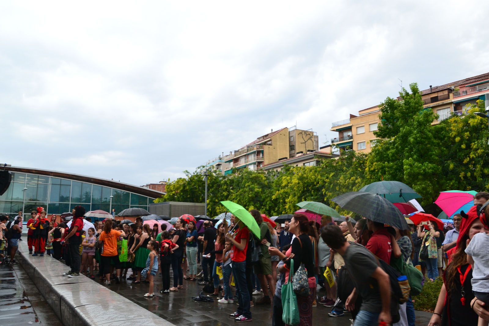 Tot i la pluja, el pregó s'ha celebrat al balcó de l'Ajuntament. FOTO: Sílvia Polanco