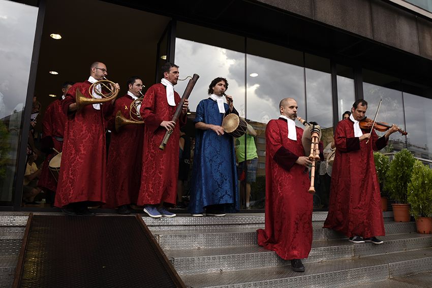 El Pregó ha estat marcat per la pluja. FOTO: Bernat Millet