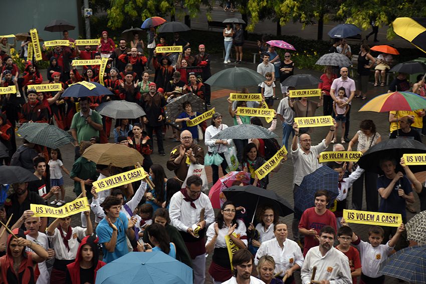 El Pregó ha estat marcat per la pluja. FOTO: Bernat Millet