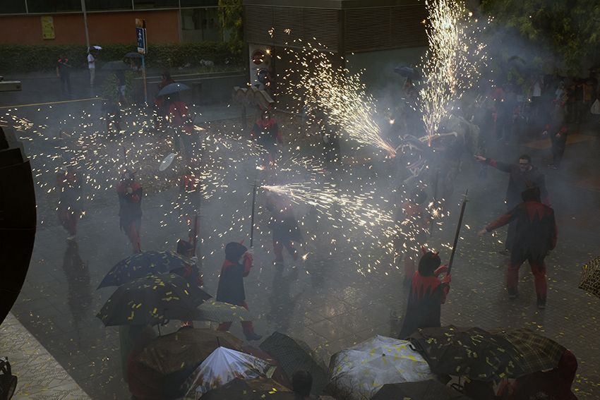 El Pregó ha estat marcat per la pluja. FOTO: Bernat Millet