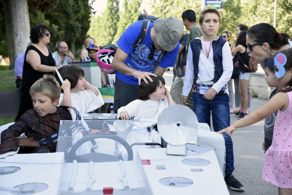 Llitboard: baixada de carros de Festa Major. Foto: Bernat Millet.