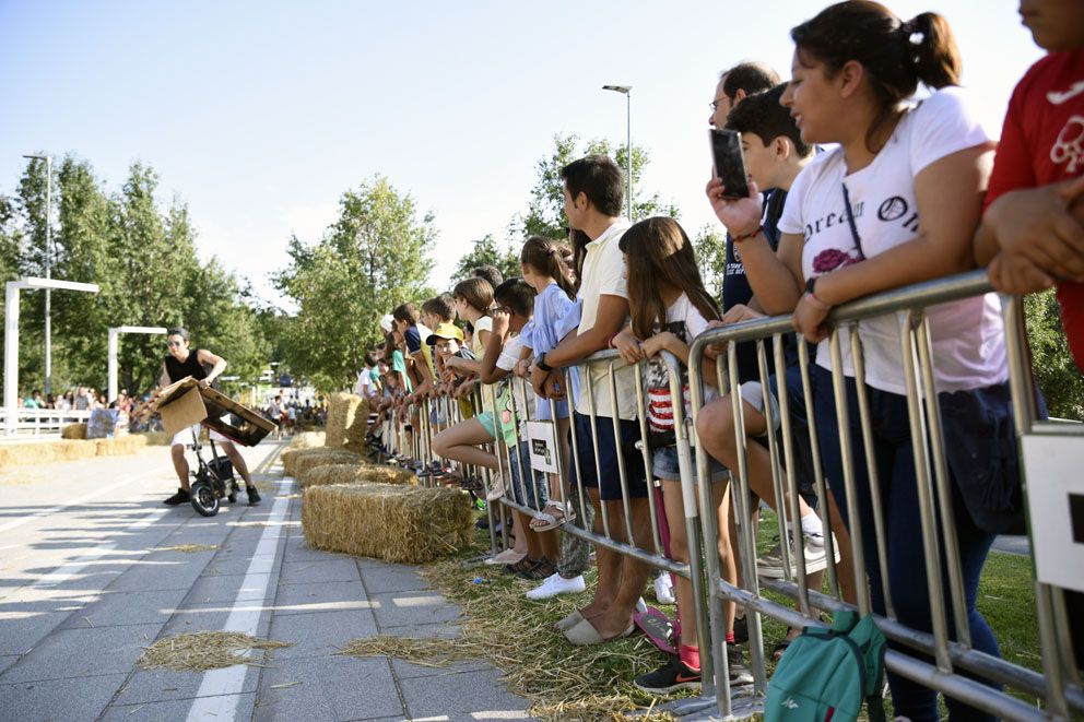 Llitboard: baixada de carros de Festa Major. Foto: Bernat Millet.