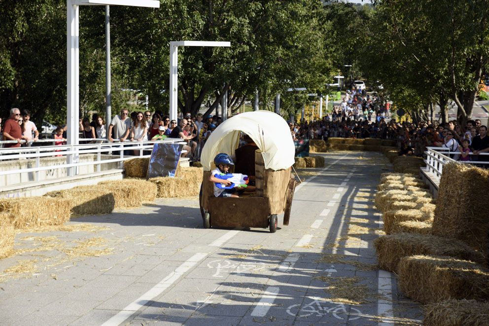 Llitboard: baixada de carros de Festa Major. Foto: Bernat Millet.