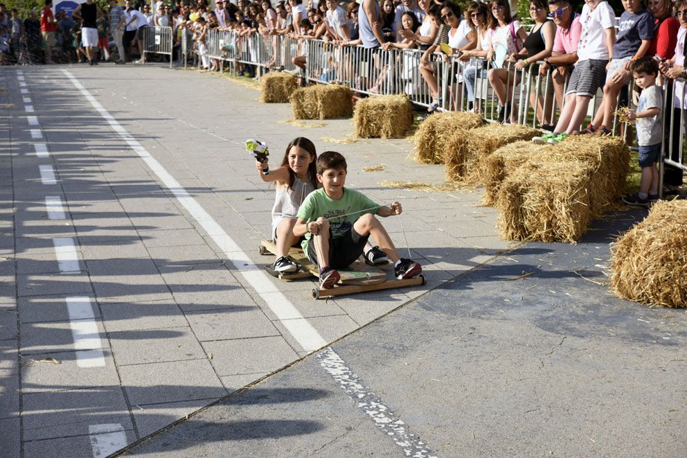 Llitboard: baixada de carros de Festa Major. Foto: Bernat Millet.