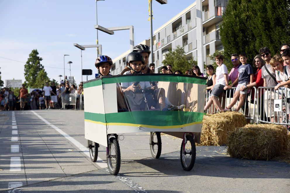Llitboard: baixada de carros de Festa Major. Foto: Bernat Millet.
