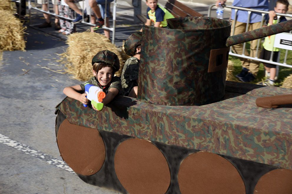 Llitboard: baixada de carros de Festa Major. Foto: Bernat Millet.