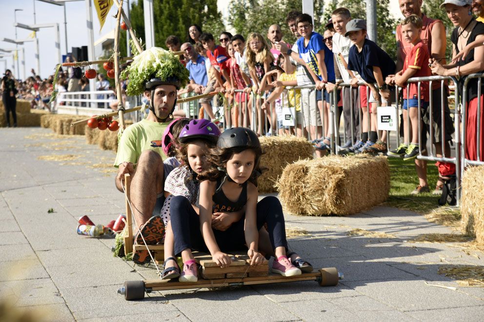 Llitboard: baixada de carros de Festa Major. Foto: Bernat Millet.