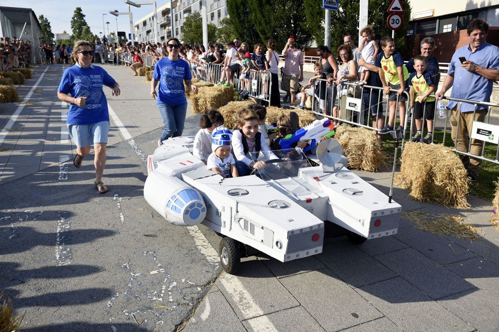 Llitboard: baixada de carros de Festa Major. Foto: Bernat Millet.