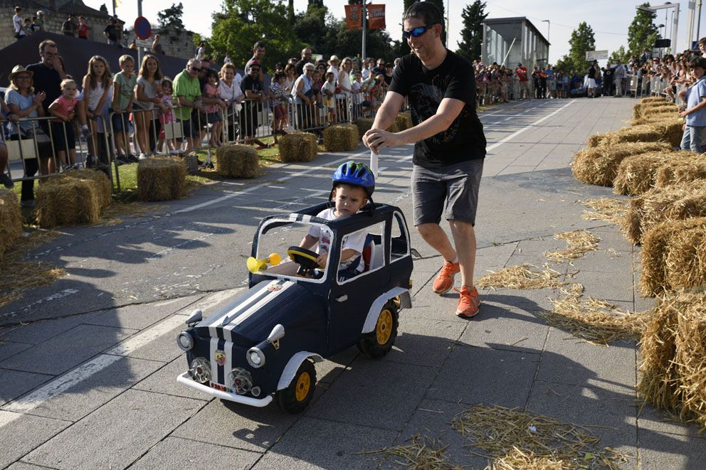 Llitboard: baixada de carros de Festa Major. Foto: Bernat Millet.
