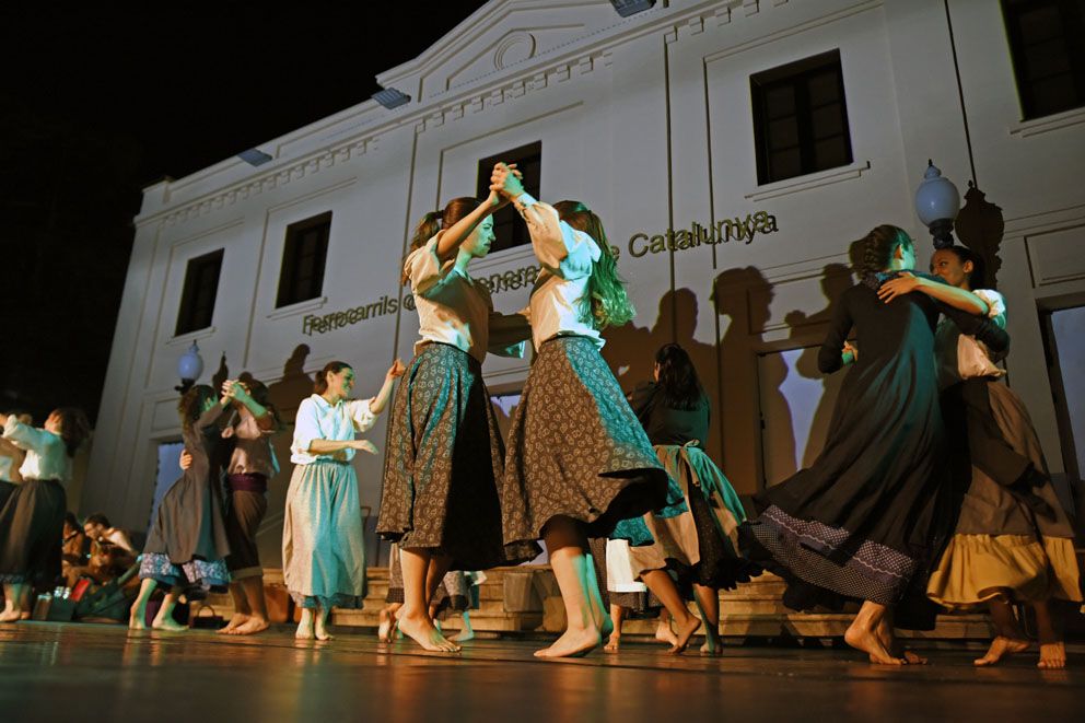Cercavila, mapping, música i dansa pel Centenari del tren. Foto: Bernat Millet.
