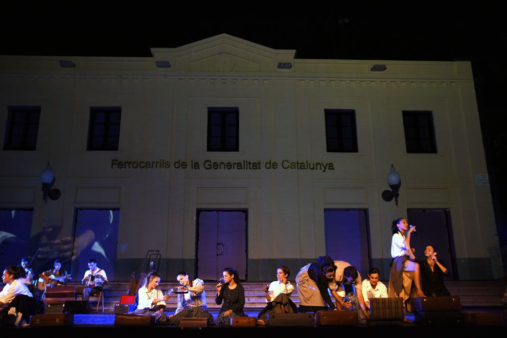 Cercavila, mapping, música i dansa pel Centenari del tren. Foto: Bernat Millet.
