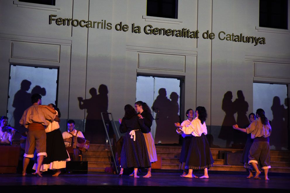 Cercavila, mapping, música i dansa pel Centenari del tren. Foto: Bernat Millet.