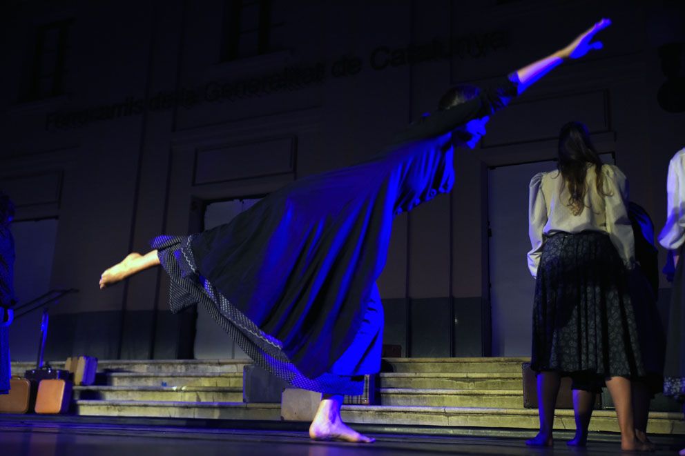 Cercavila, mapping, música i dansa pel Centenari del tren. Foto: Bernat Millet.