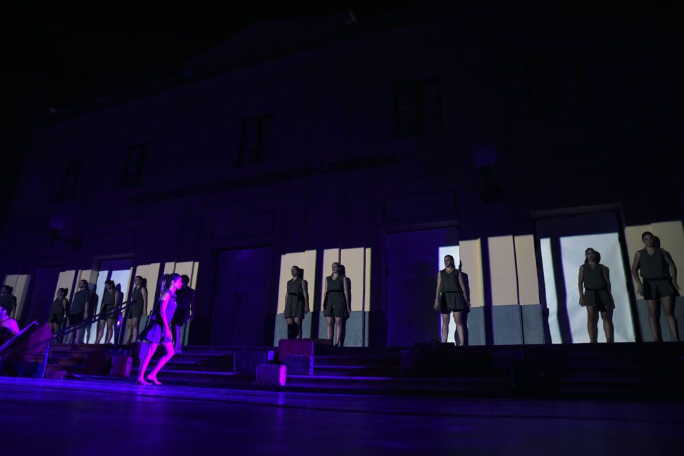 Cercavila, mapping, música i dansa pel Centenari del tren. Foto: Bernat Millet.