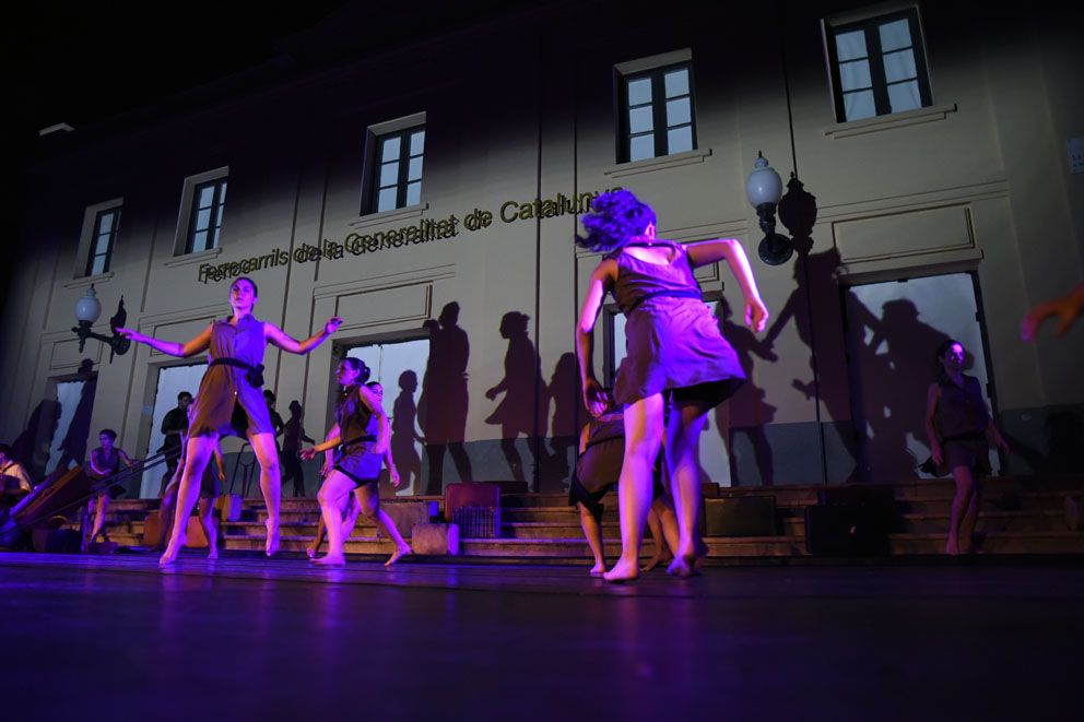 Cercavila, mapping, música i dansa pel Centenari del tren. Foto: Bernat Millet.