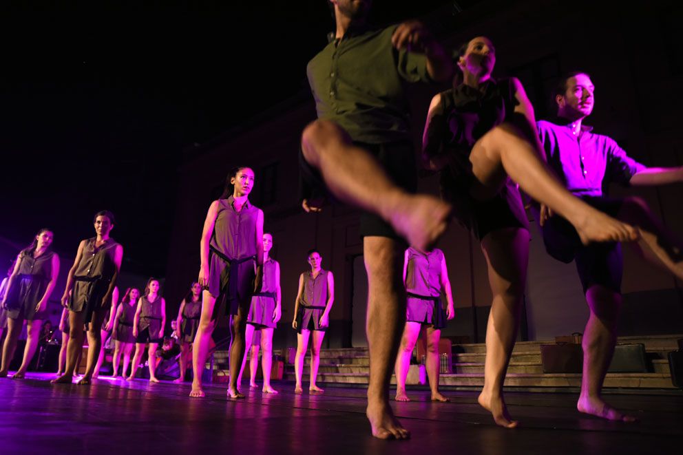 Cercavila, mapping, música i dansa pel Centenari del tren. Foto: Bernat Millet.