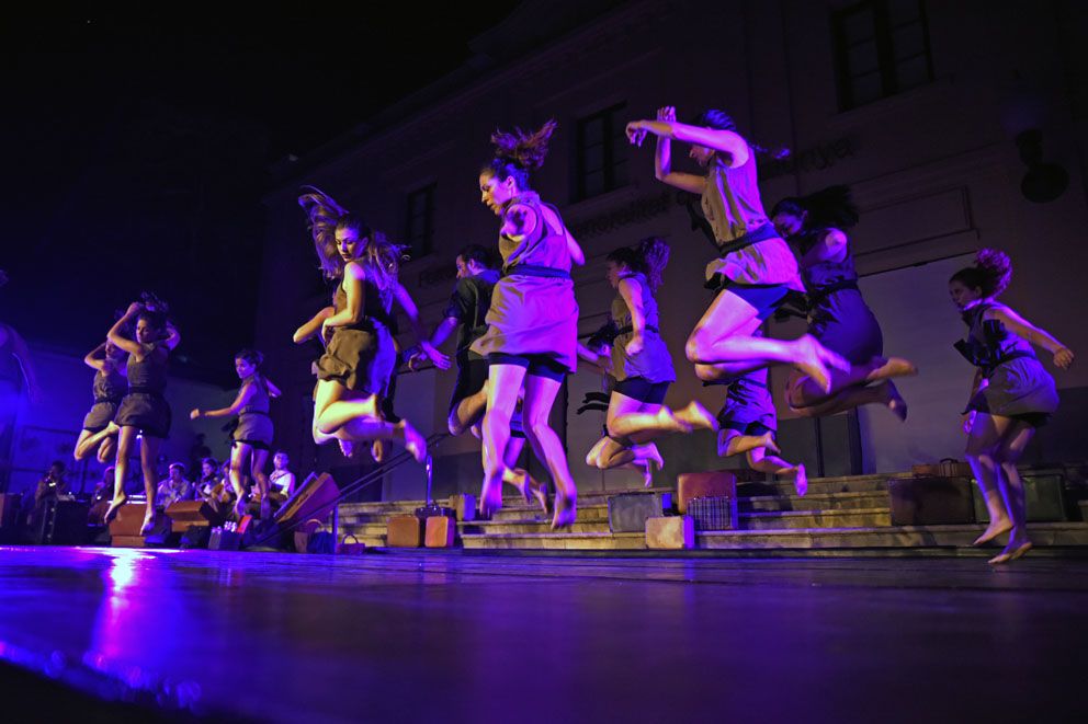 Cercavila, mapping, música i dansa pel Centenari del tren. Foto: Bernat Millet.