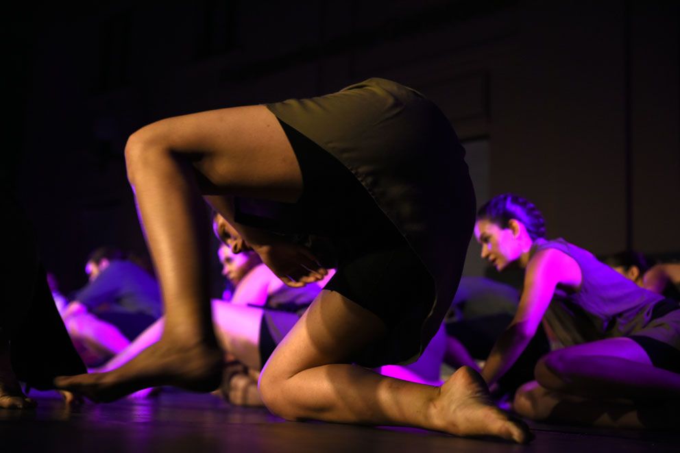 Cercavila, mapping, música i dansa pel Centenari del tren. Foto: Bernat Millet.