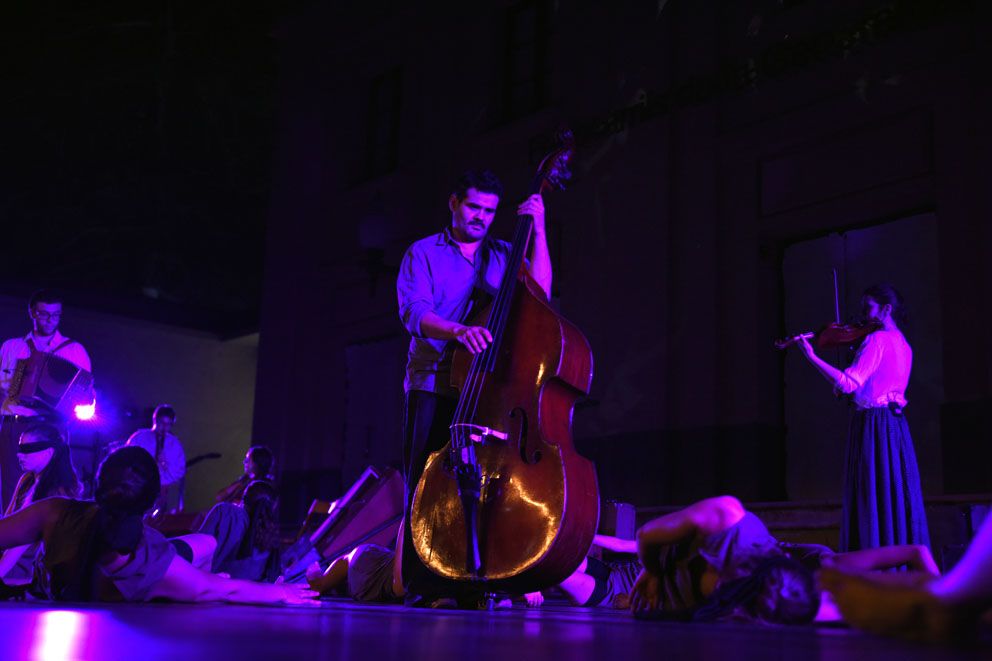 Cercavila, mapping, música i dansa pel Centenari del tren. Foto: Bernat Millet.