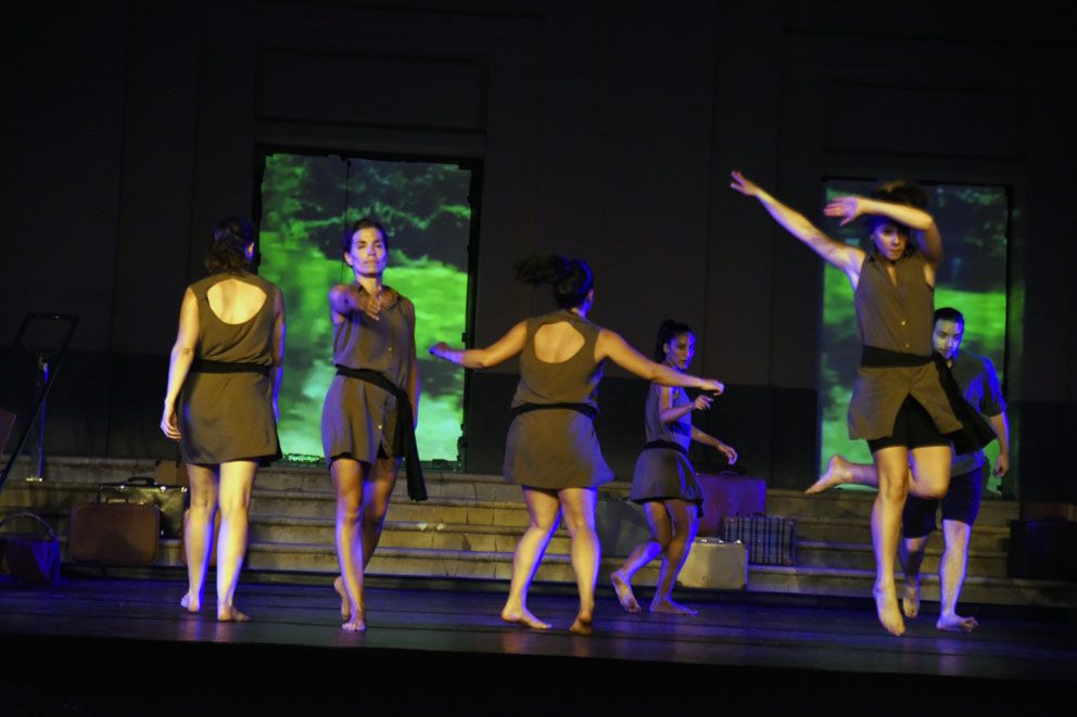 Cercavila, mapping, música i dansa pel Centenari del tren. Foto: Bernat Millet.