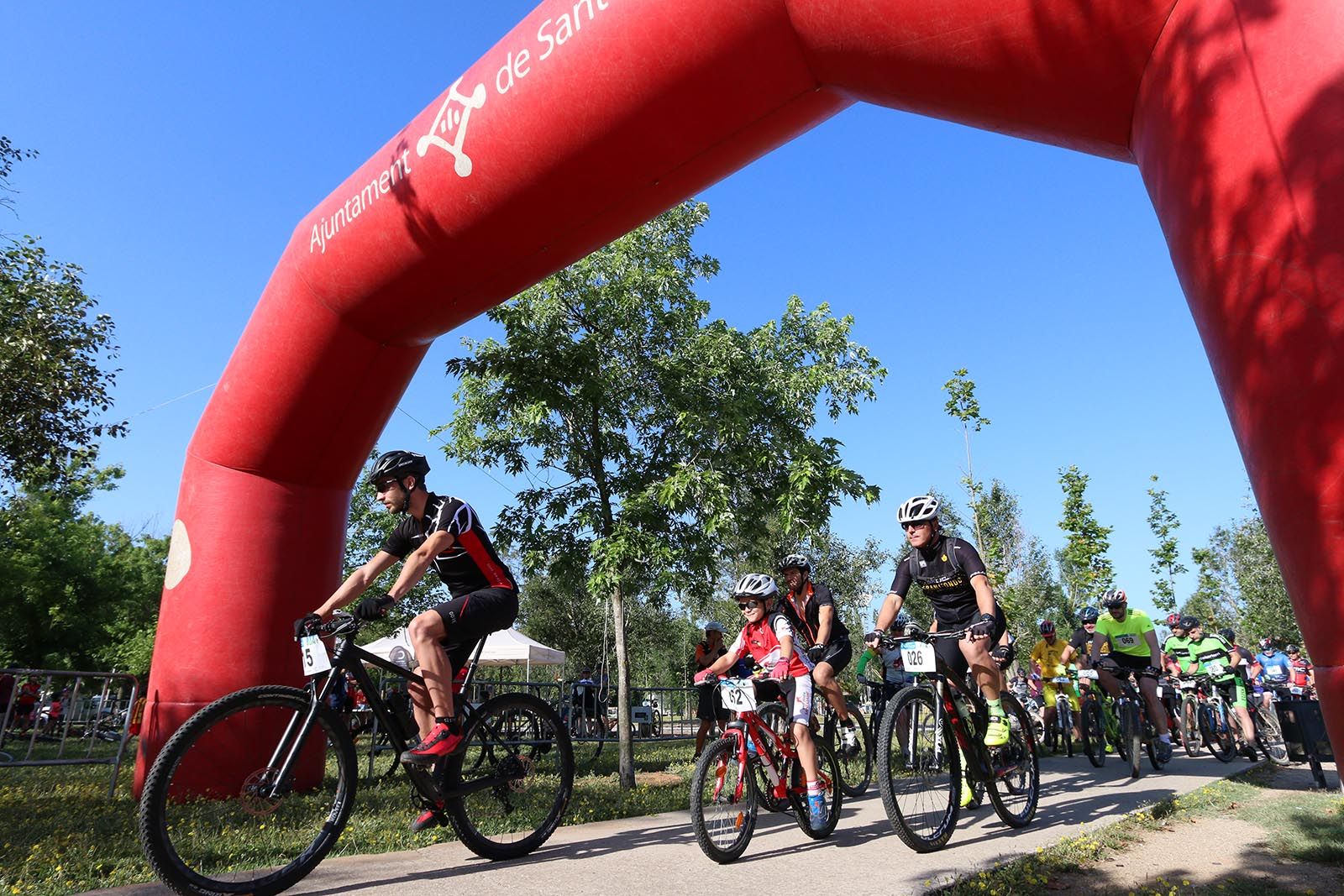 Sortida de la 21a Pedalada de BTT i la 8a Travessa de Running per Collserola de la Festa Major de Sant Cugat. FOTO: Lali Álvarez