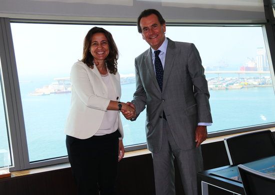 Mercè Conesa i Sixte Cambra encaixen les mans per escenificar el relleu en la presidència del Port de Barcelona FOTO: ACN