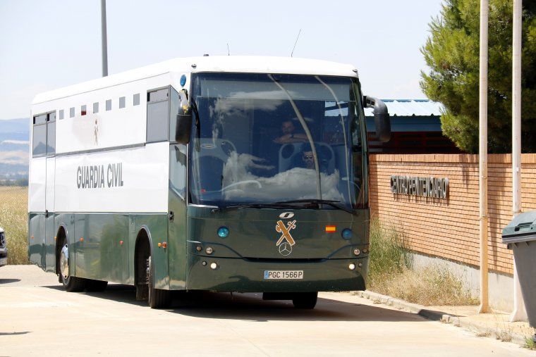 Autocar de la Guàrdia Civil que va traslladar els presos de Madrid cap a Catalunya FOTO: ACN