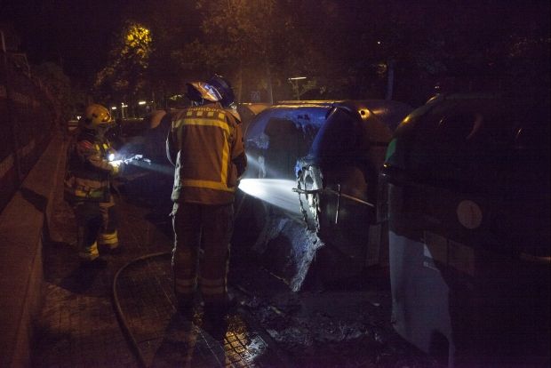 Imatge d'arxiu dels Bombers apagant un incendi en contenidors. FOTO: Lali Puig