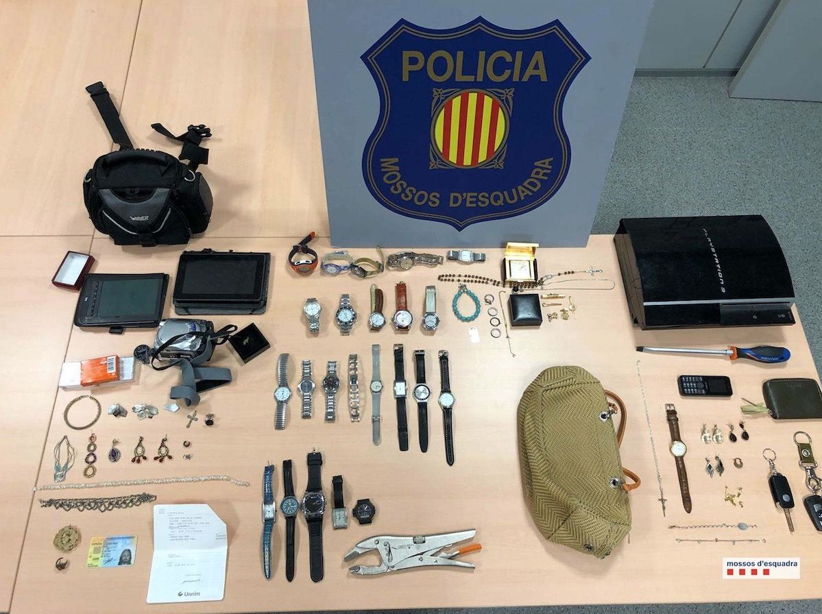 Els objectes decomissats al grup de lladres que robaven en pisos del Vallès Occidental. FOTO: Mossos d'Esquadra