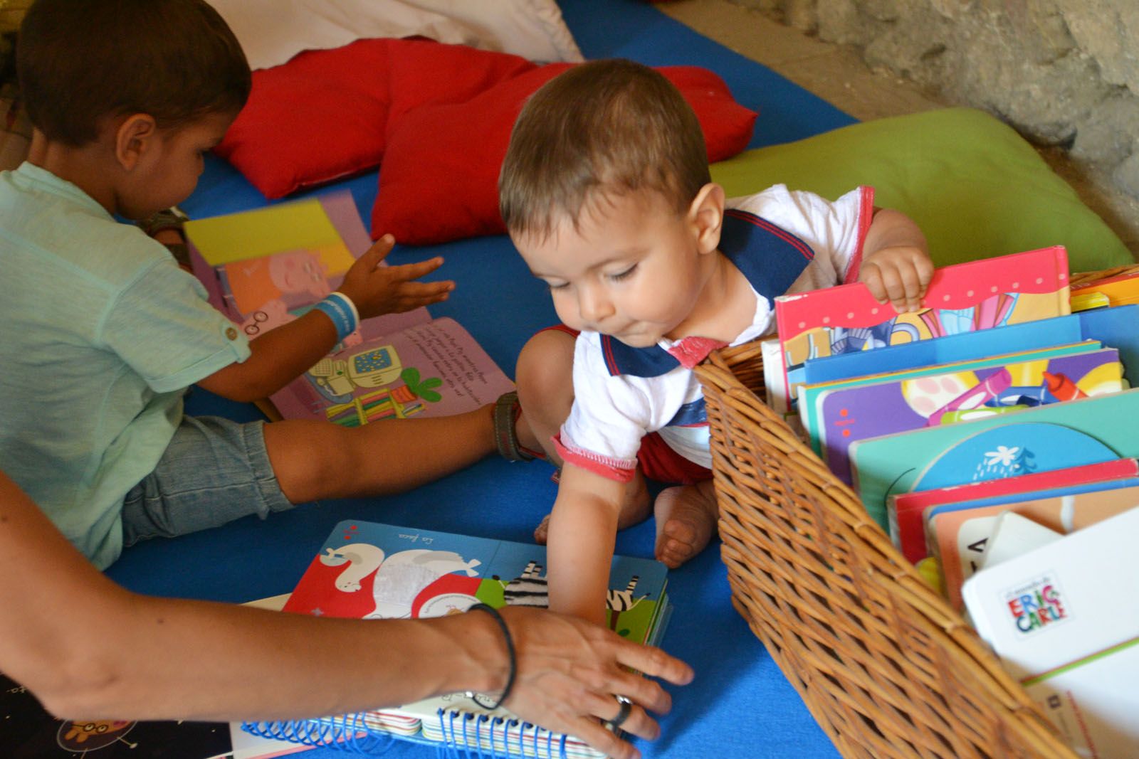 Els més menuts gaudeixen amb la familia de Petits! Grans! Llibres! FOTO: Silvia Polanco