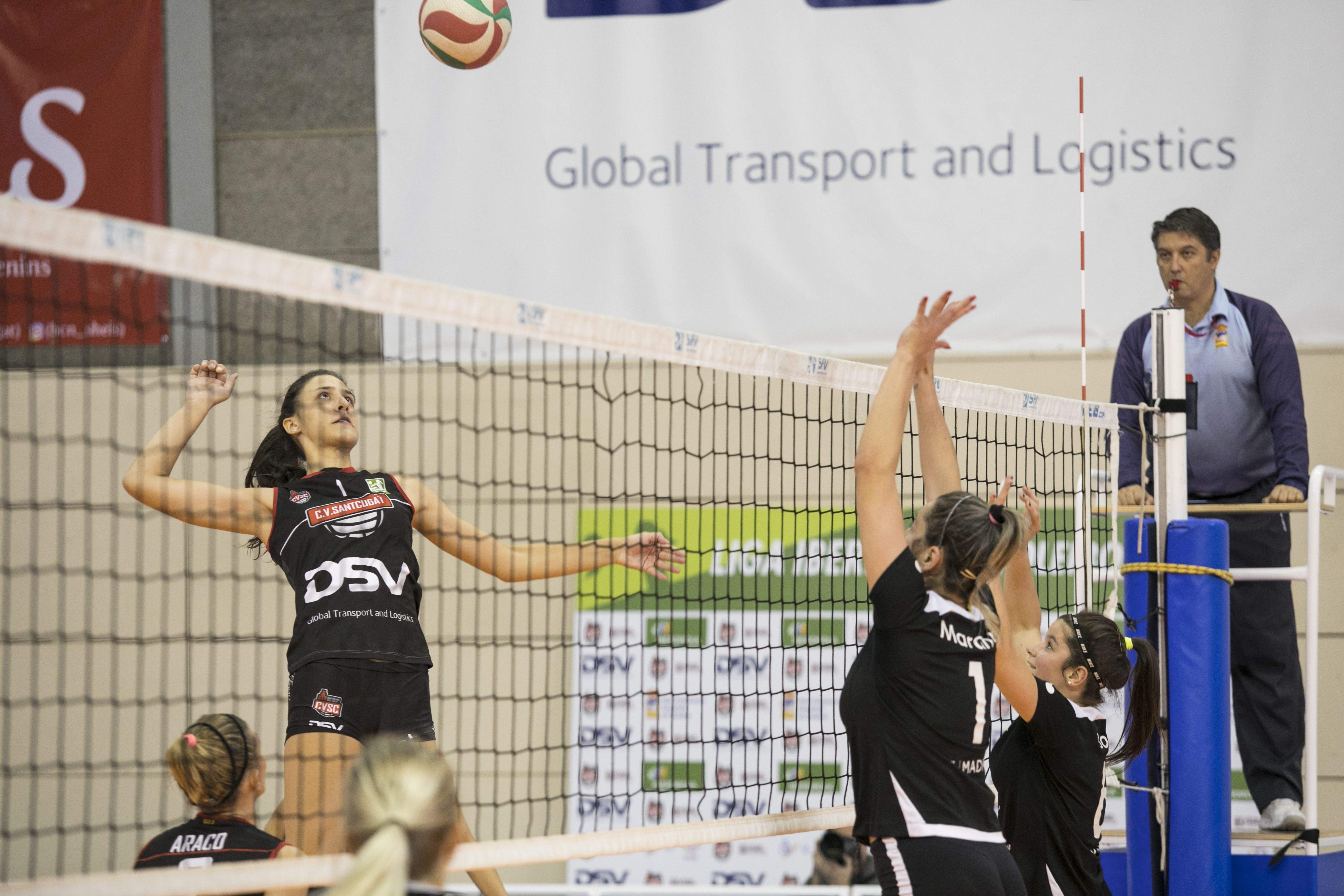 Aina Berbel, amb el dorsal 1, rematant una pilota en un partit d'aquesta temporada 2017-2018, amb el DSV Club Voleibol Sant Cugat. FOTO: Lali Puig