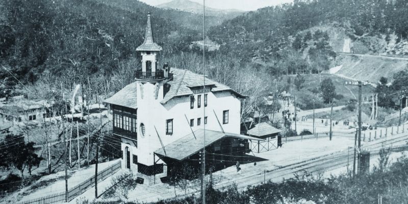 Edifici de l’estació de les Planes als anys trenta. Fons: Gaspar Fuster Bassas