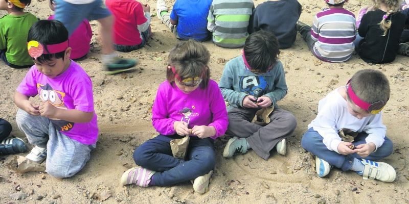En algunes escoles de la ciutat, nens i nenes celebren la Castanyada. FOTO: Cedida