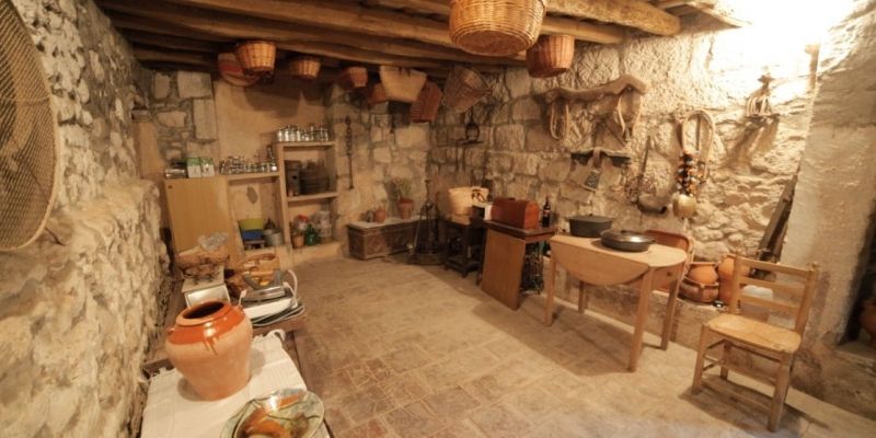 La casa per dins L’interior de can Castanyer conserva l’estil i l’aroma dels anys passats. FOTO: Artur Ribera