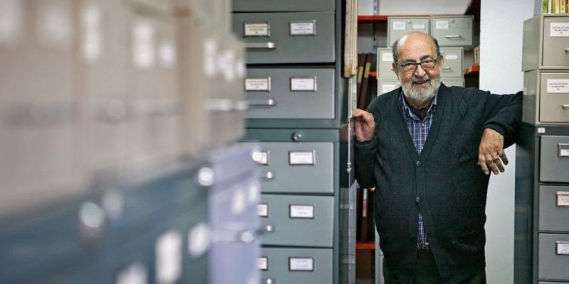 Josep Maria Gavín, al seu arxiu, a les entranyes de casa seva. Foto: Artur Ribera, font: https://www.totsantcugat.cat/.