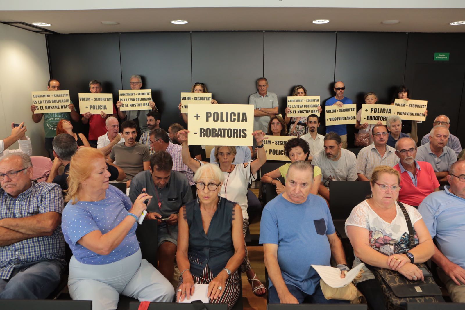 Moment de la protesta veïnal al ple municipal