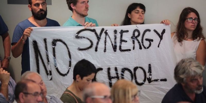 Protesta contra el possible nou centre educatiu privat. FOTO: Artur Ribera