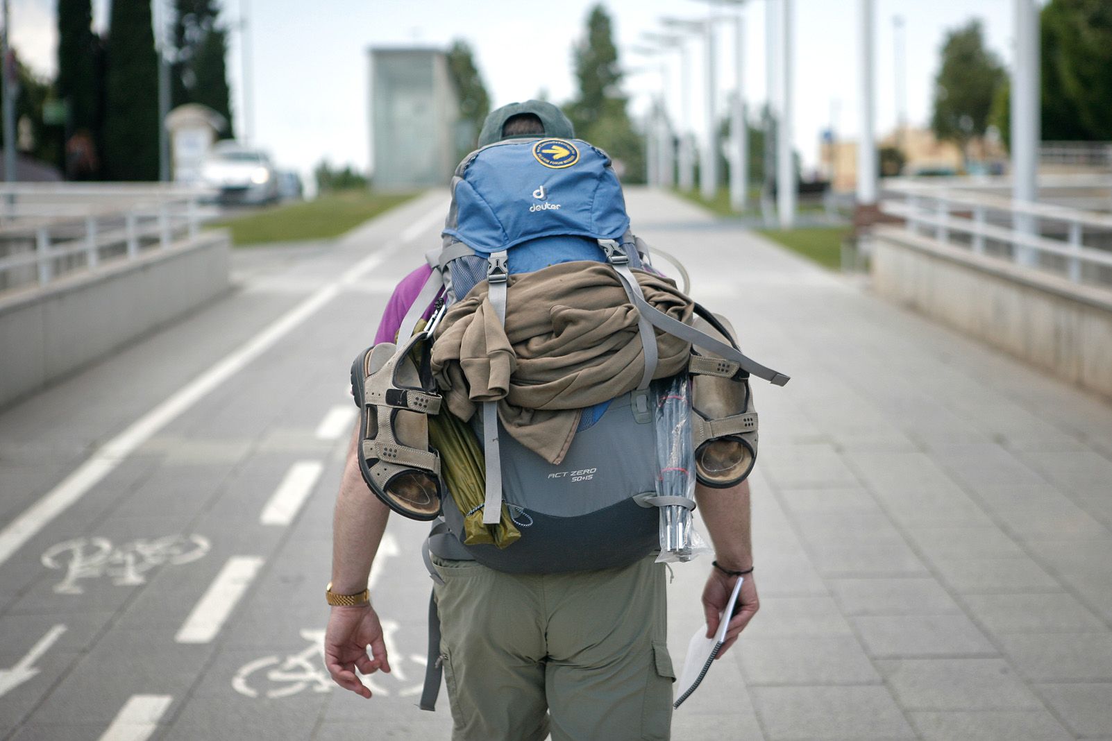 Un peregrí del Camí de Sant Jaume a Sant Cugat, arribant al Monestir FOTO: Artur Ribera