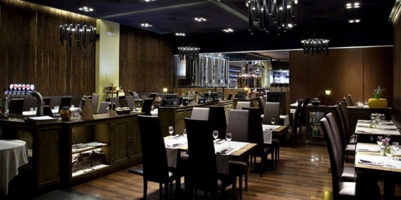 Gaudeix d'una de les seves cerveses artesanals FOTO: Cedida