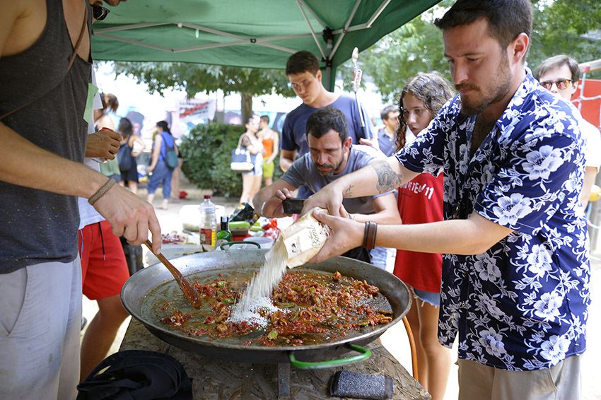 Trobada de paellers i paelleres a la Floresta. Foto: Bernat Millet.